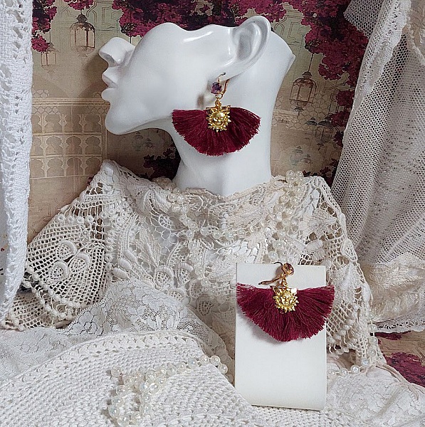 BO Soleil Dark Red mont&eacute;es avec pompons Bordeaux, pinces demi-lune, breloques et cabochons Cristal Swarovski