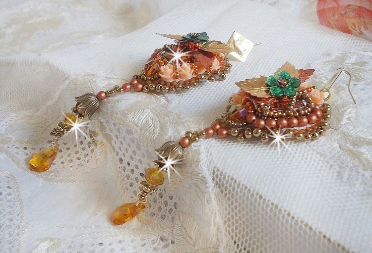 BO Souffle d'Automne chic Etnisk broderad med Swarovski-kristaller, två bohemiska glascabochoner från 1960-talet, rosor av harts och fröpärlor.