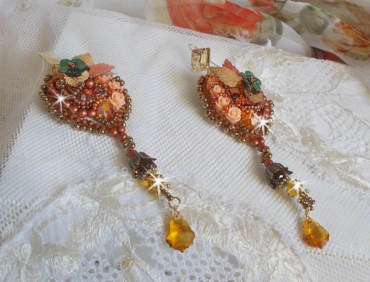 BO Souffle d'Automne chic Etnisk broderad med Swarovski-kristaller, två bohemiska glascabochoner från 1960-talet, rosor av harts och fröpärlor.