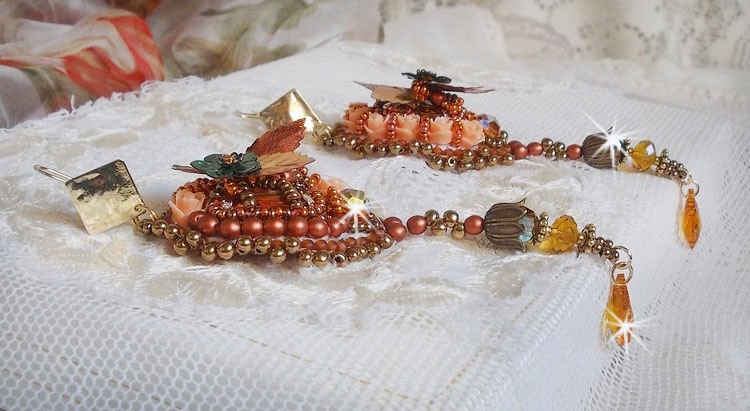 BO Souffle d'Automne chic Etnisk broderad med Swarovski-kristaller, två bohemiska glascabochoner från 1960-talet, rosor av harts och fröpärlor.