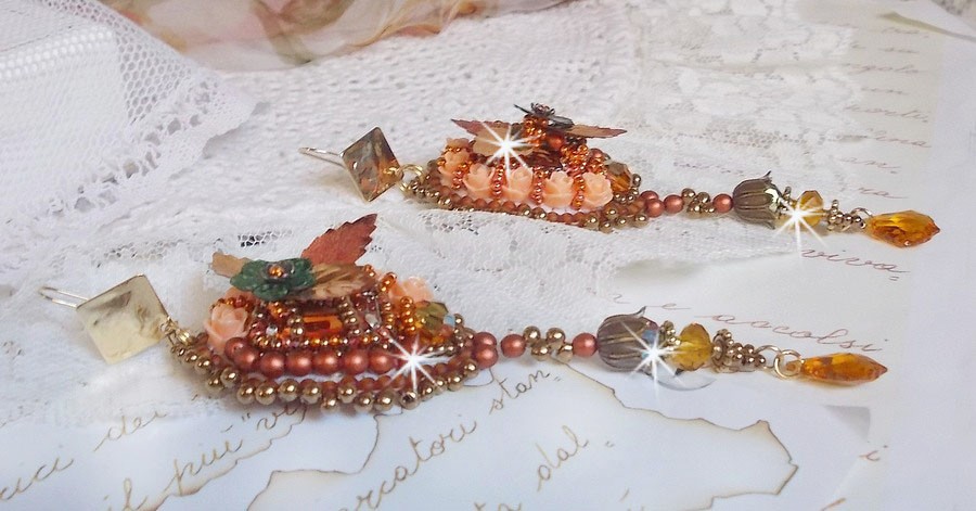 BO Souffle d'Automne chic Etnisk broderad med Swarovski-kristaller, två bohemiska glascabochoner från 1960-talet, rosor av harts och fröpärlor.
