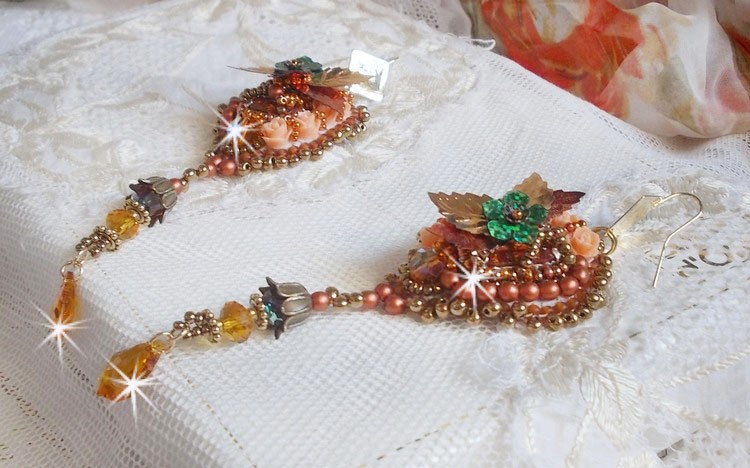 BO Souffle d'Automne chic Etnisk broderad med Swarovski-kristaller, två bohemiska glascabochoner från 1960-talet, rosor av harts och fröpärlor.