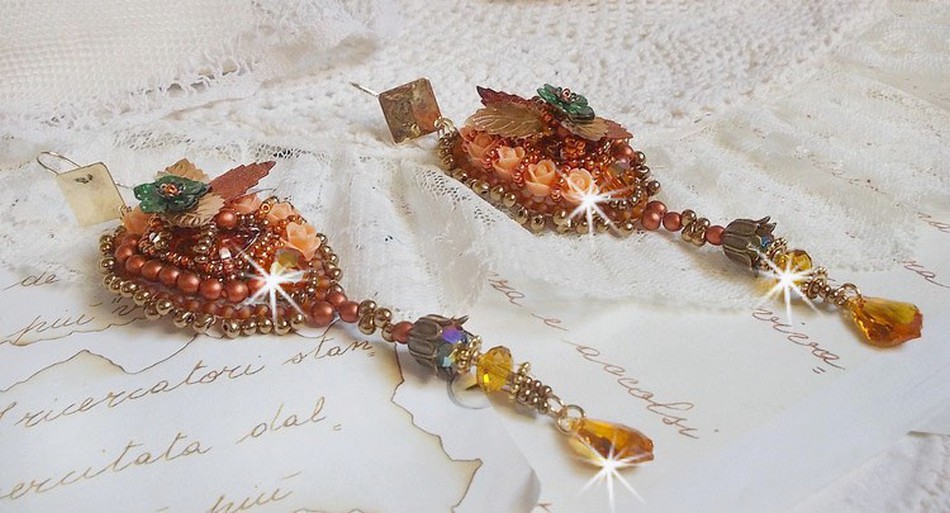 BO Souffle d'Automne chic Etnisk broderad med Swarovski-kristaller, två bohemiska glascabochoner från 1960-talet, rosor av harts och fröpärlor.