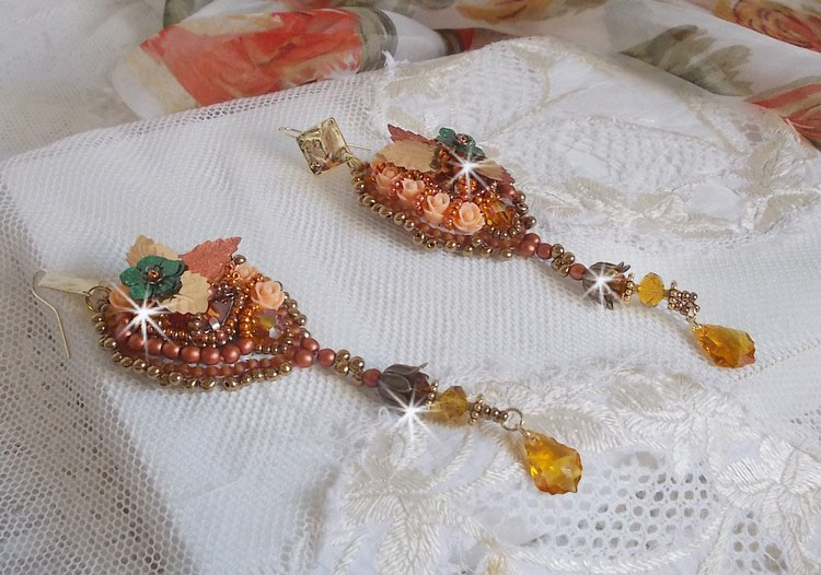 BO Souffle d'Automne chic Etnisk broderad med Swarovski-kristaller, två bohemiska glascabochoner från 1960-talet, rosor av harts och fröpärlor.