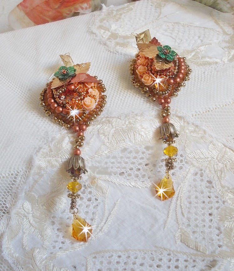 BO Souffle d'Automne chic Etnisk broderad med Swarovski-kristaller, två bohemiska glascabochoner från 1960-talet, rosor av harts och fröpärlor.