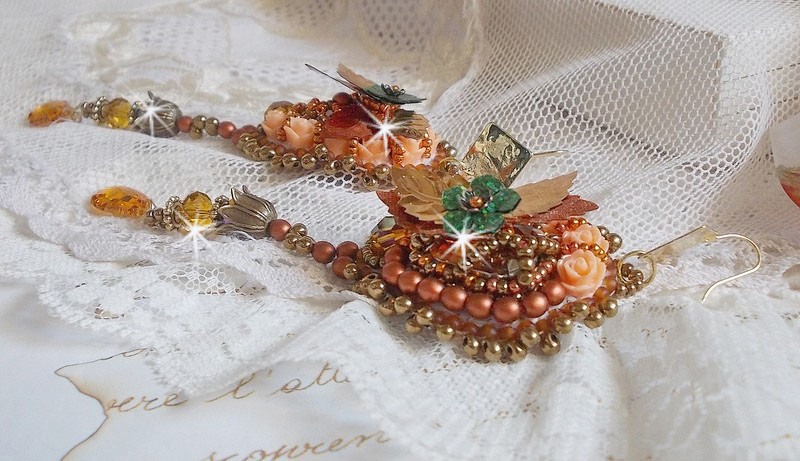 BO Souffle d'Automne chic Etnisk broderad med Swarovski-kristaller, två bohemiska glascabochoner från 1960-talet, rosor av harts och fröpärlor.