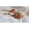 BO Souffle d'Automne chic Etnisk broderad med Swarovski-kristaller, två bohemiska glascabochoner från 1960-talet, rosor av harts och fröpärlor.