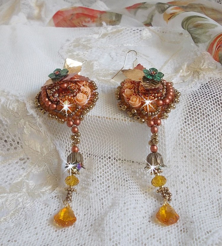BO Souffle d'Automne chic Etnisk broderad med Swarovski-kristaller, två bohemiska glascabochoner från 1960-talet, rosor av harts och fröpärlor.
