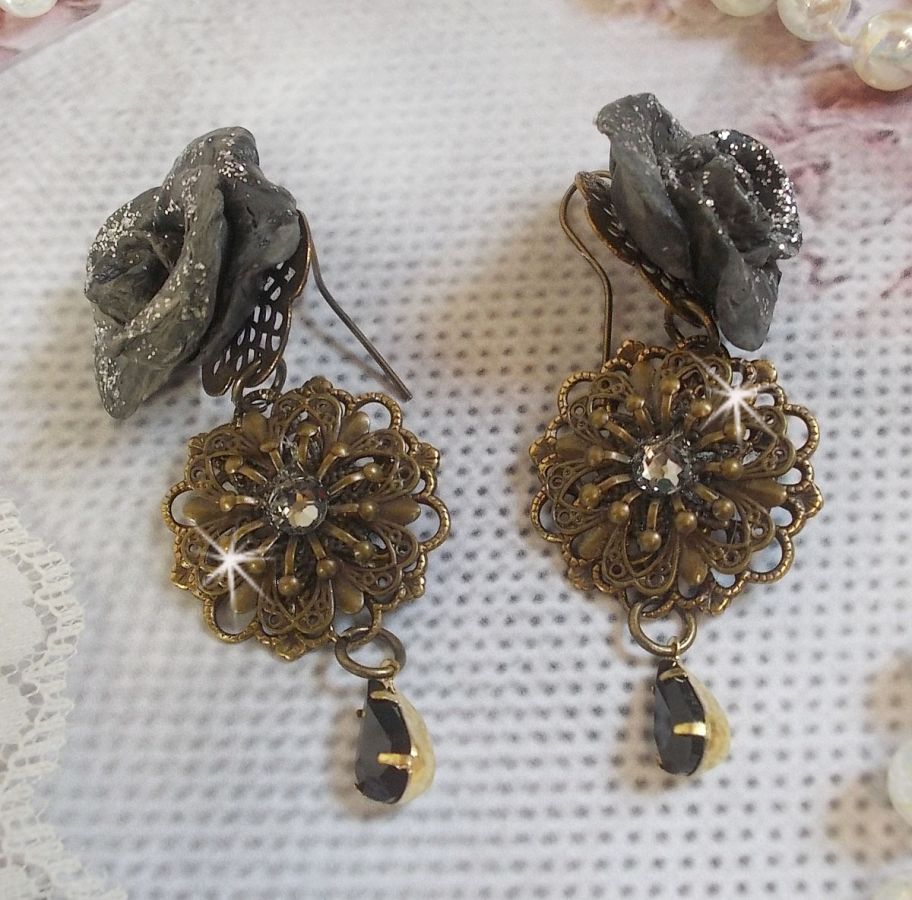 BO Steampunk Queen skapad med svarta porslinsrosor, Swarovski-kristallcabochoner, glasdroppar och mässingstillbehör.