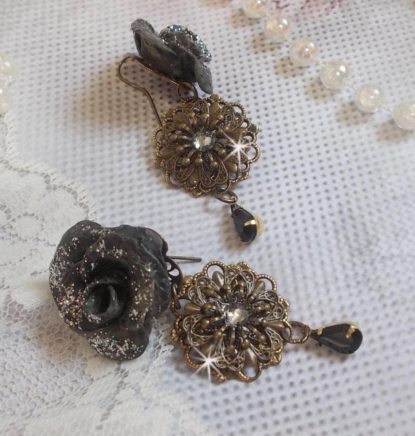 BO Steampunk Queen skapad med svarta porslinsrosor, Swarovski-kristallcabochoner, glasdroppar och mässingstillbehör.