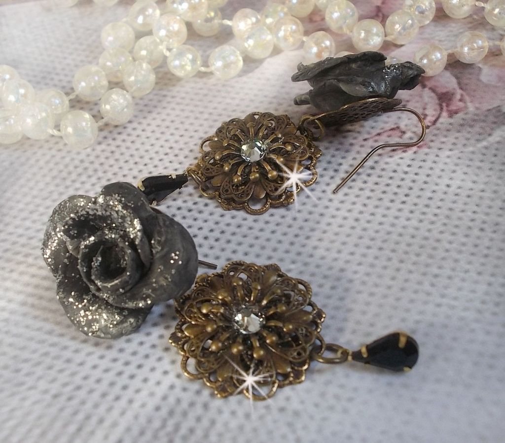 BO Steampunk Queen skapad med svarta porslinsrosor, Swarovski-kristallcabochoner, glasdroppar och mässingstillbehör.