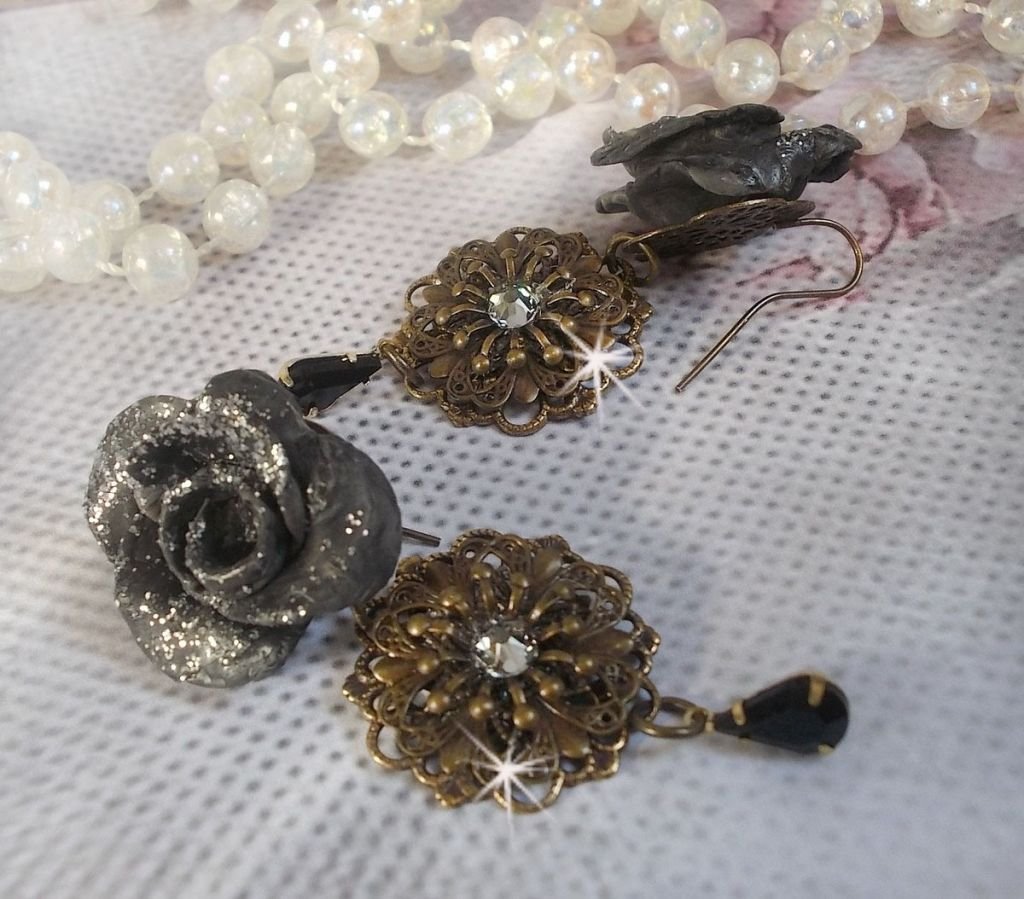 BO Steampunk Queen skapad med svarta porslinsrosor, Swarovski-kristallcabochoner, glasdroppar och mässingstillbehör.