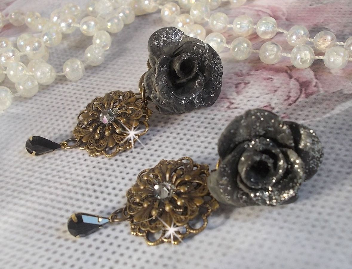 BO Steampunk Queen skapad med svarta porslinsrosor, Swarovski-kristallcabochoner, glasdroppar och mässingstillbehör.
