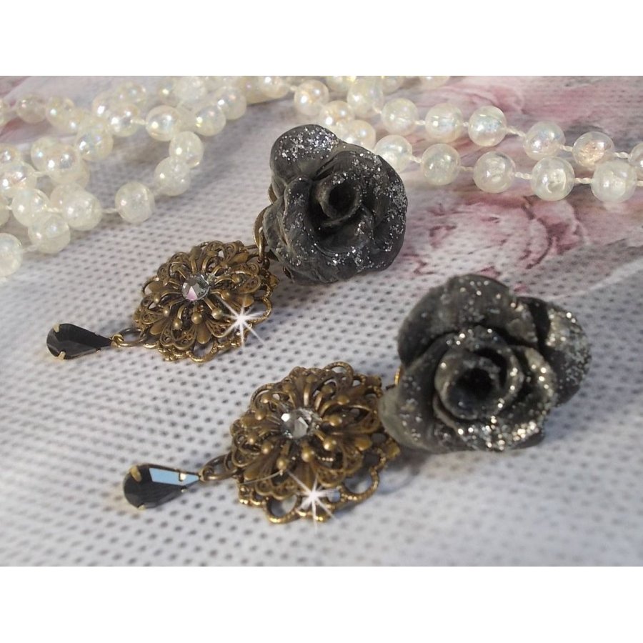 BO Steampunk Queen skapad med svarta porslinsrosor, Swarovski-kristallcabochoner, glasdroppar och mässingstillbehör.