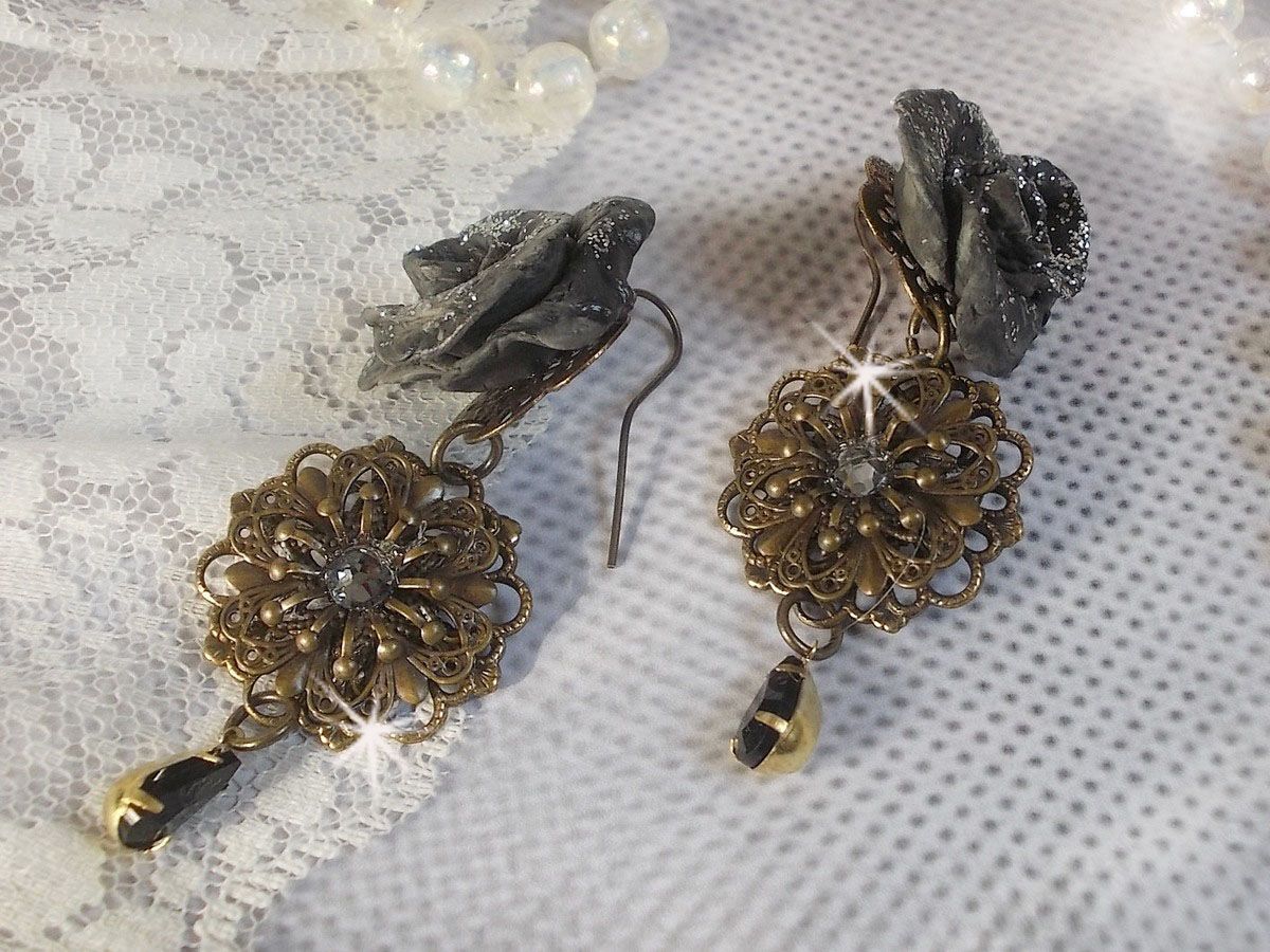BO Steampunk Queen skapad med svarta porslinsrosor, Swarovski-kristallcabochoner, glasdroppar och mässingstillbehör.