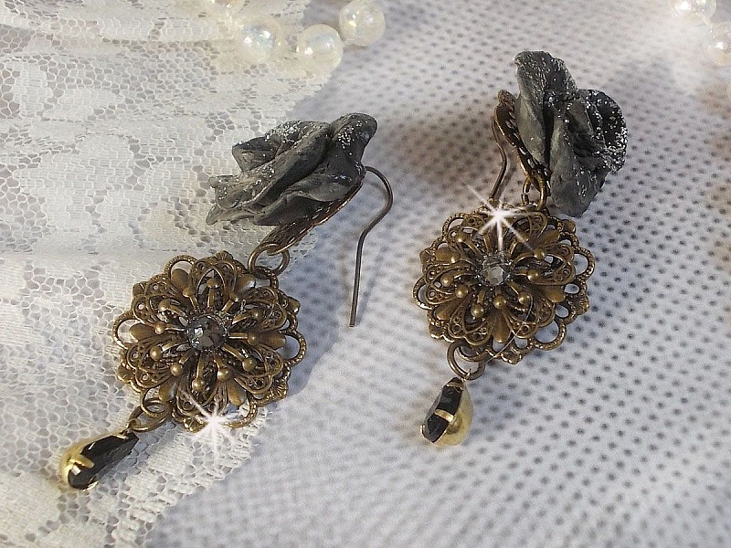 BO Steampunk Queen skapad med svarta porslinsrosor, Swarovski-kristallcabochoner, glasdroppar och m&auml;ssingstillbeh&ouml;r.