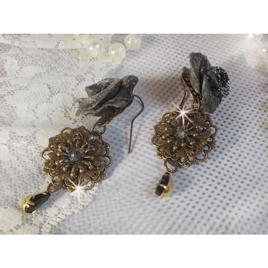 BO Steampunk Queen skapad med svarta porslinsrosor, Swarovski-kristallcabochoner, glasdroppar och mässingstillbehör.
