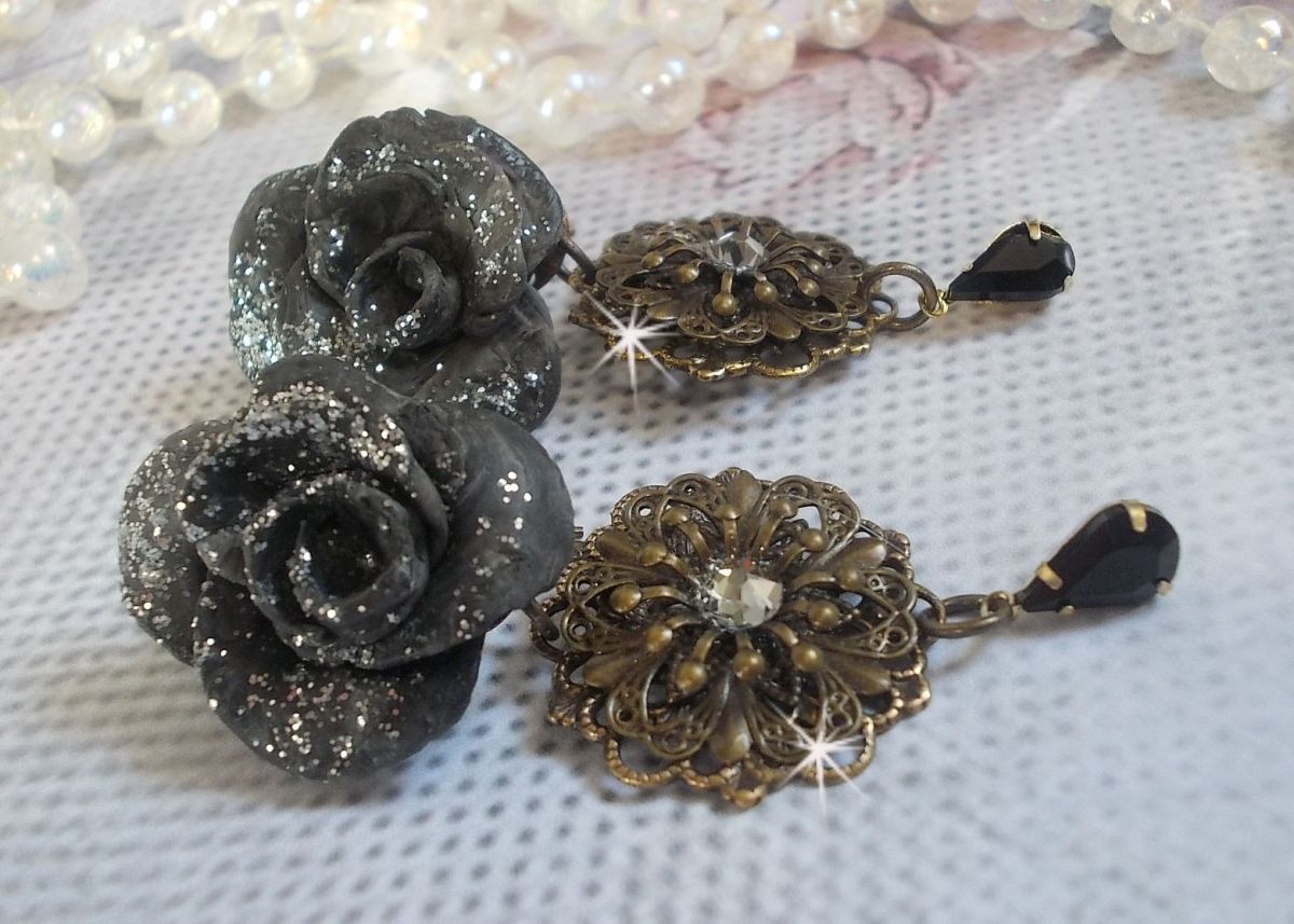 BO Steampunk Queen skapad med svarta porslinsrosor, Swarovski-kristallcabochoner, glasdroppar och mässingstillbehör.