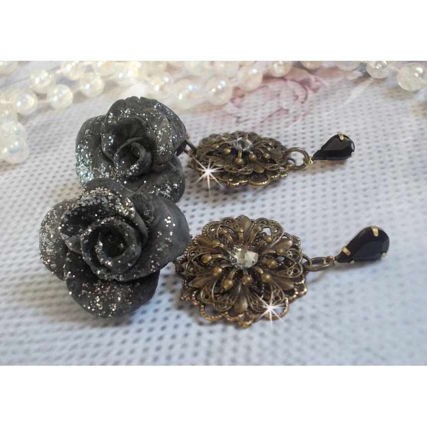 BO Steampunk Queen skapad med svarta porslinsrosor, Swarovski-kristallcabochoner, glasdroppar och mässingstillbehör.