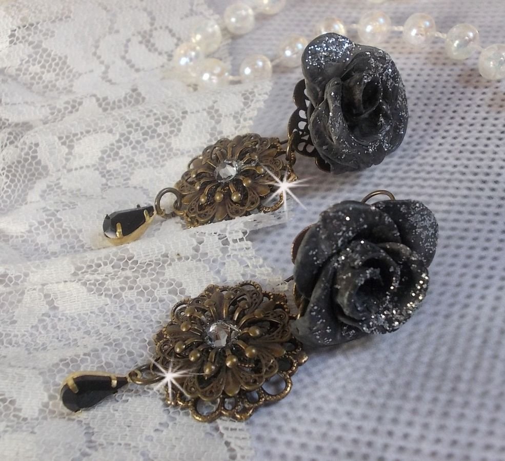 BO Steampunk Queen skapad med svarta porslinsrosor, Swarovski-kristallcabochoner, glasdroppar och mässingstillbehör.