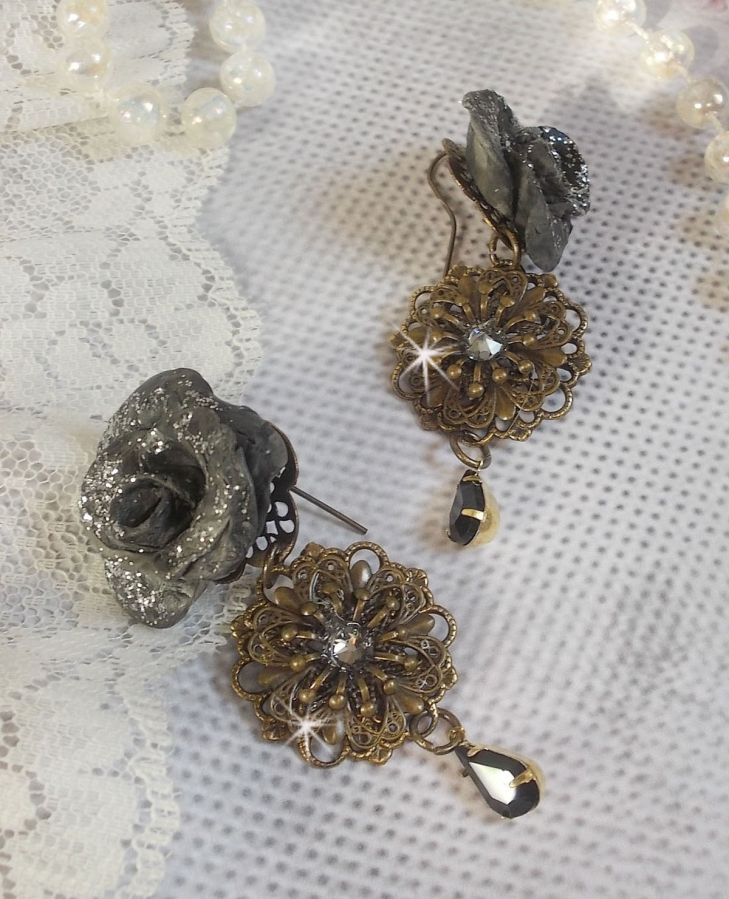 BO Steampunk Queen skapad med svarta porslinsrosor, Swarovski-kristallcabochoner, glasdroppar och mässingstillbehör.