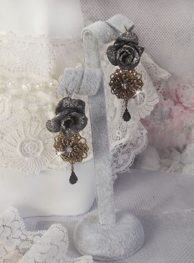 BO Steampunk Queen skapad med svarta porslinsrosor, Swarovski-kristallcabochoner, glasdroppar och mässingstillbehör.