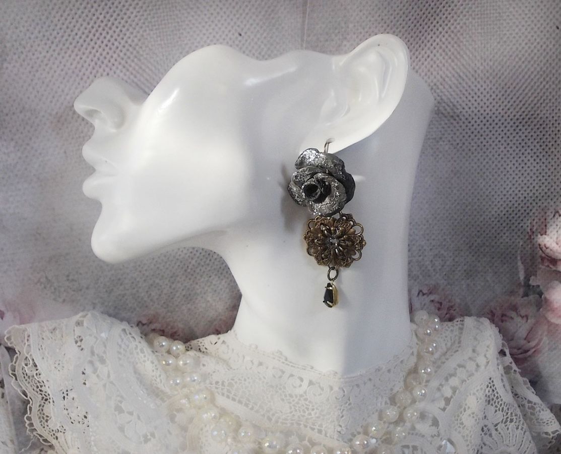 BO Steampunk Queen skapad med svarta porslinsrosor, Swarovski-kristallcabochoner, glasdroppar och mässingstillbehör.