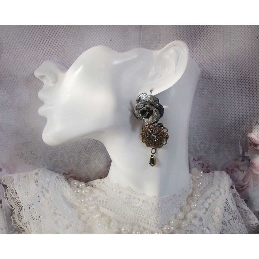 BO Steampunk Queen skapad med svarta porslinsrosor, Swarovski-kristallcabochoner, glasdroppar och mässingstillbehör.