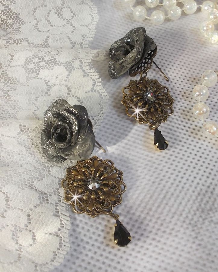 BO Steampunk Queen skapad med svarta porslinsrosor, Swarovski-kristallcabochoner, glasdroppar och mässingstillbehör.