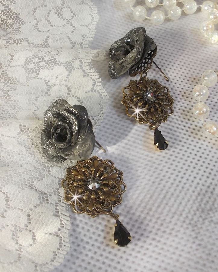BO Steampunk Queen skapad med svarta porslinsrosor, Swarovski-kristallcabochoner, glasdroppar och mässingstillbehör.