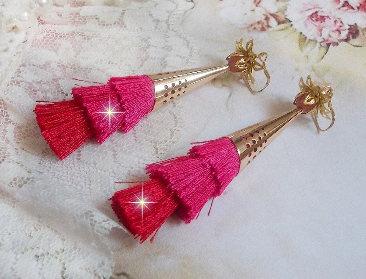 BO Stone skapad med rosa, fuchsia och röda trippel pomponger, kvarts jordgubbar, guldpläterade tillbehör och olika