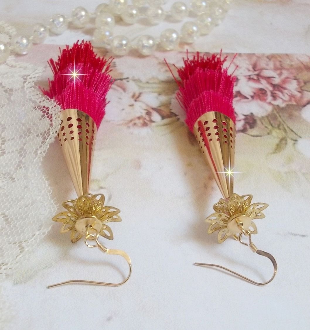BO Stone skapad med rosa, fuchsia och röda trippel pomponger, kvarts jordgubbar, guldpläterade tillbehör och olika