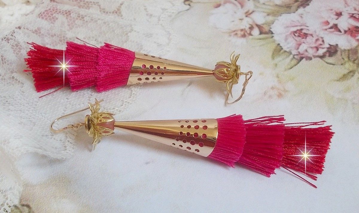 BO Stone skapad med rosa, fuchsia och röda trippel pomponger, kvarts jordgubbar, guldpläterade tillbehör och olika