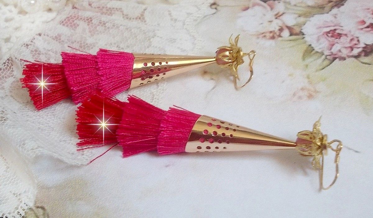 BO Stone skapad med rosa, fuchsia och röda trippel pomponger, kvarts jordgubbar, guldpläterade tillbehör och olika