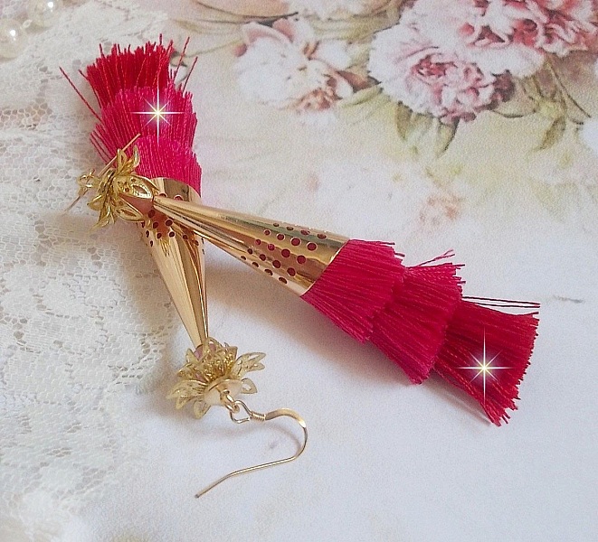 BO Stone skapad med rosa, fuchsia och r&ouml;da trippel pomponger, kvarts jordgubbar, guldpl&auml;terade tillbeh&ouml;r och olika