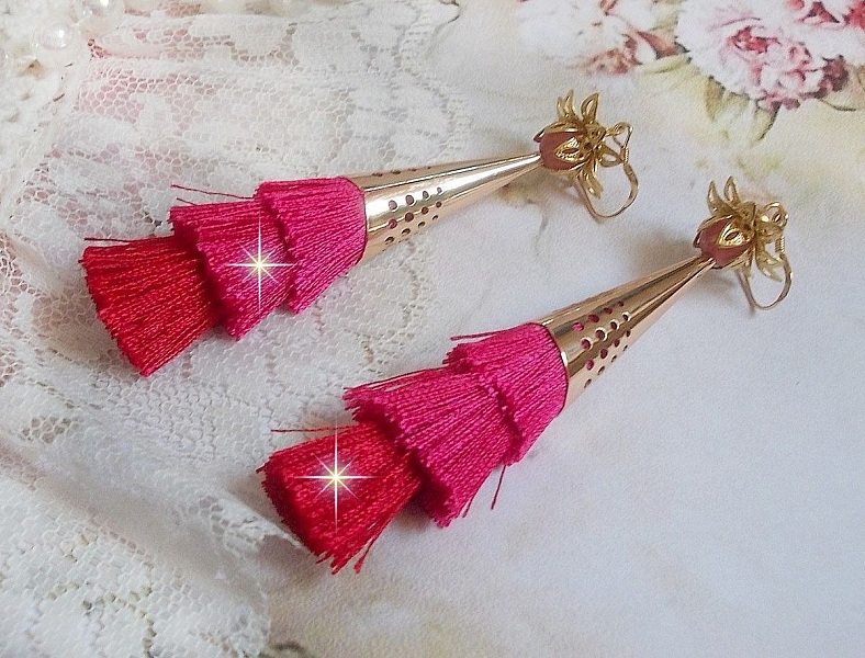 BO Stone skapad med rosa, fuchsia och r&ouml;da trippel pomponger, kvarts jordgubbar, guldpl&auml;terade tillbeh&ouml;r och olika