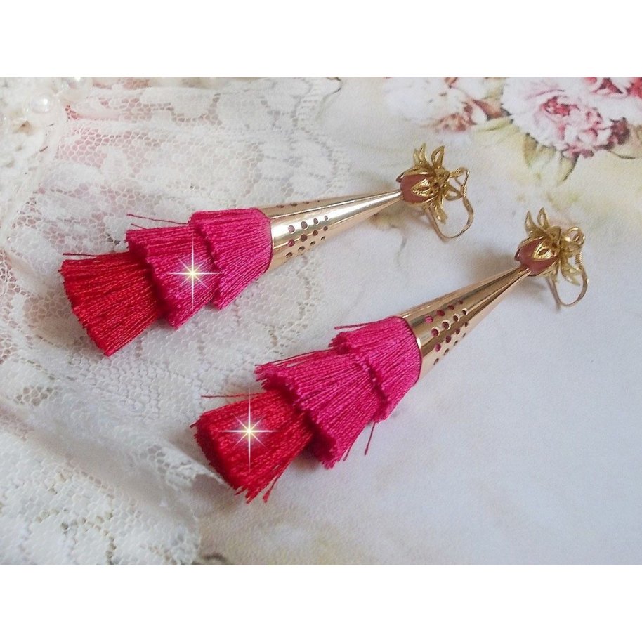 BO Stone skapad med rosa, fuchsia och röda trippel pomponger, kvarts jordgubbar, guldpläterade tillbehör och olika