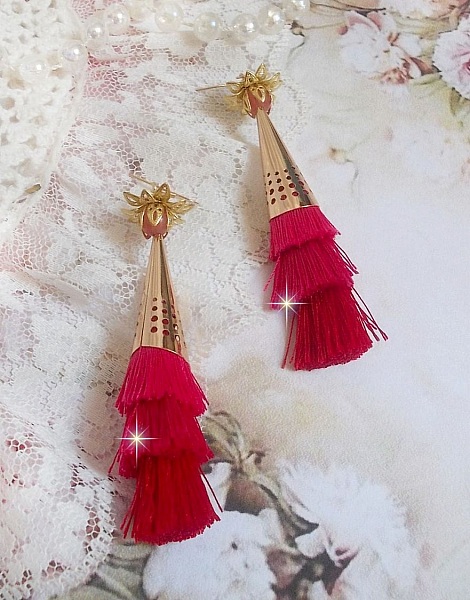 BO Stone skapad med rosa, fuchsia och r&ouml;da trippel pomponger, kvarts jordgubbar, guldpl&auml;terade tillbeh&ouml;r och olika