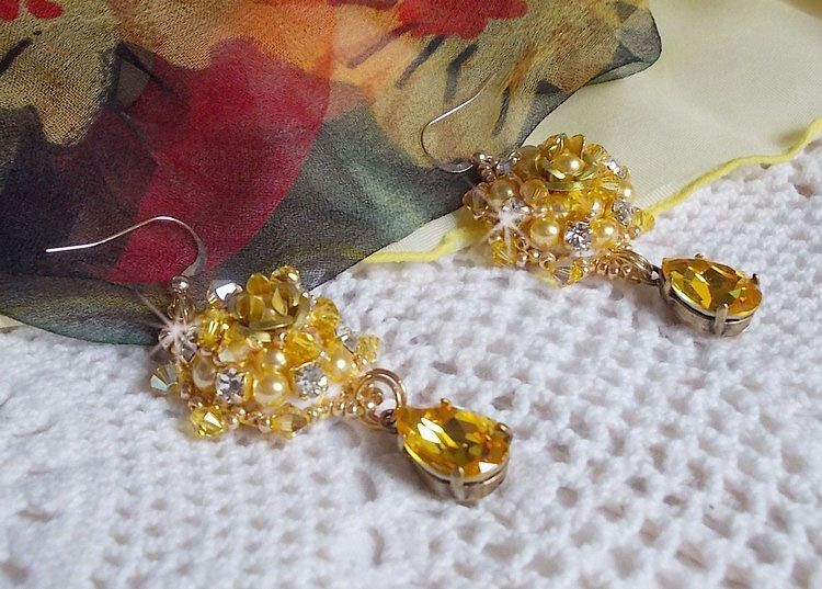 BO Sunflower Gold broderad med Swarovskikristaller, metallrosor och Miyuki fröpärlor.