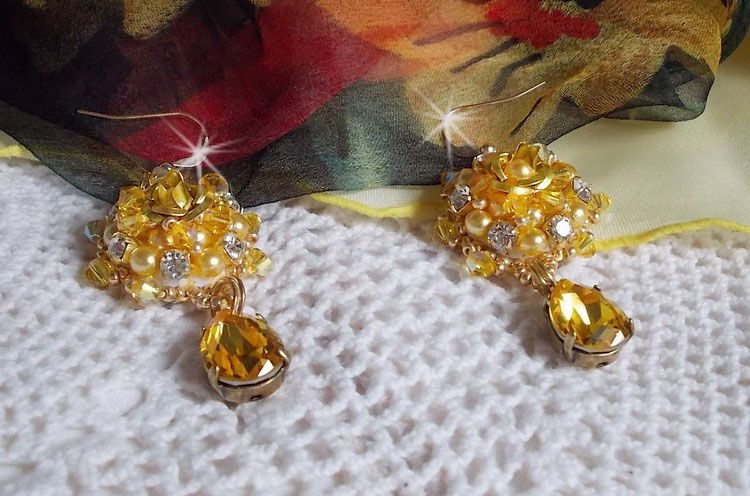BO Sunflower Gold broderad med Swarovskikristaller, metallrosor och Miyuki fröpärlor.