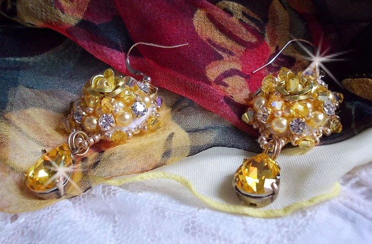 BO Sunflower Gold broderad med Swarovskikristaller, metallrosor och Miyuki fröpärlor.