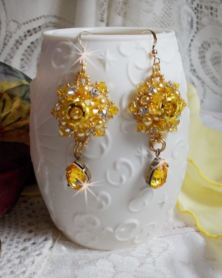 BO Sunflower Gold broderad med Swarovskikristaller, metallrosor och Miyuki fröpärlor.