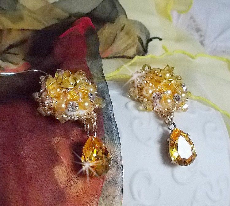 BO Sunflower Gold broderad med Swarovskikristaller, metallrosor och Miyuki fröpärlor.