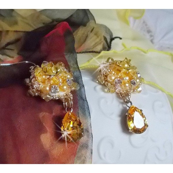 BO Sunflower Gold broderad med Swarovskikristaller, metallrosor och Miyuki fröpärlor.
