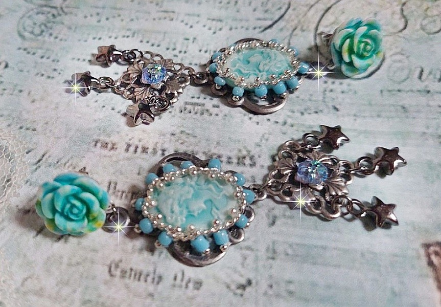 Boucles d'oreilles artisanales bleues avec camées, cristaux et rocailles.