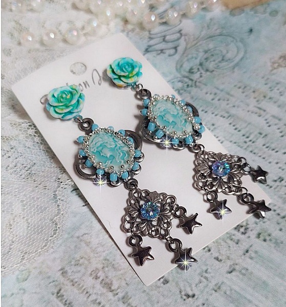 Boucles d'oreilles artisanales bleues avec camées, cristaux et étoiles.