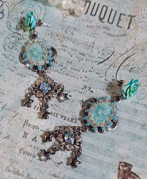 Boucles d'oreilles artisanales avec camées bleu turquoise et cristaux.