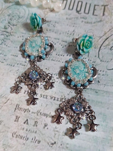 Boucles d'oreilles artisanales bleues avec camées, cristaux et étoiles.