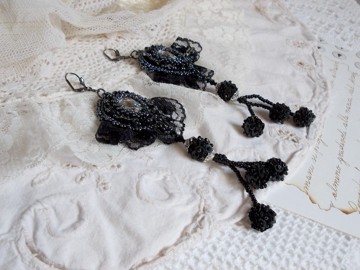 BO Aftonkläder broderade med Swarovski-kristaller, mycket gamla svarta spetsar, runda pärlor vävda med paljetter och fröpärlor
