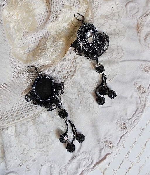 BO Aftonkl&auml;der broderade med Swarovski-kristaller, mycket gamla svarta spetsar, runda p&auml;rlor v&auml;vda med paljetter och fr&ouml;p&auml;rlor